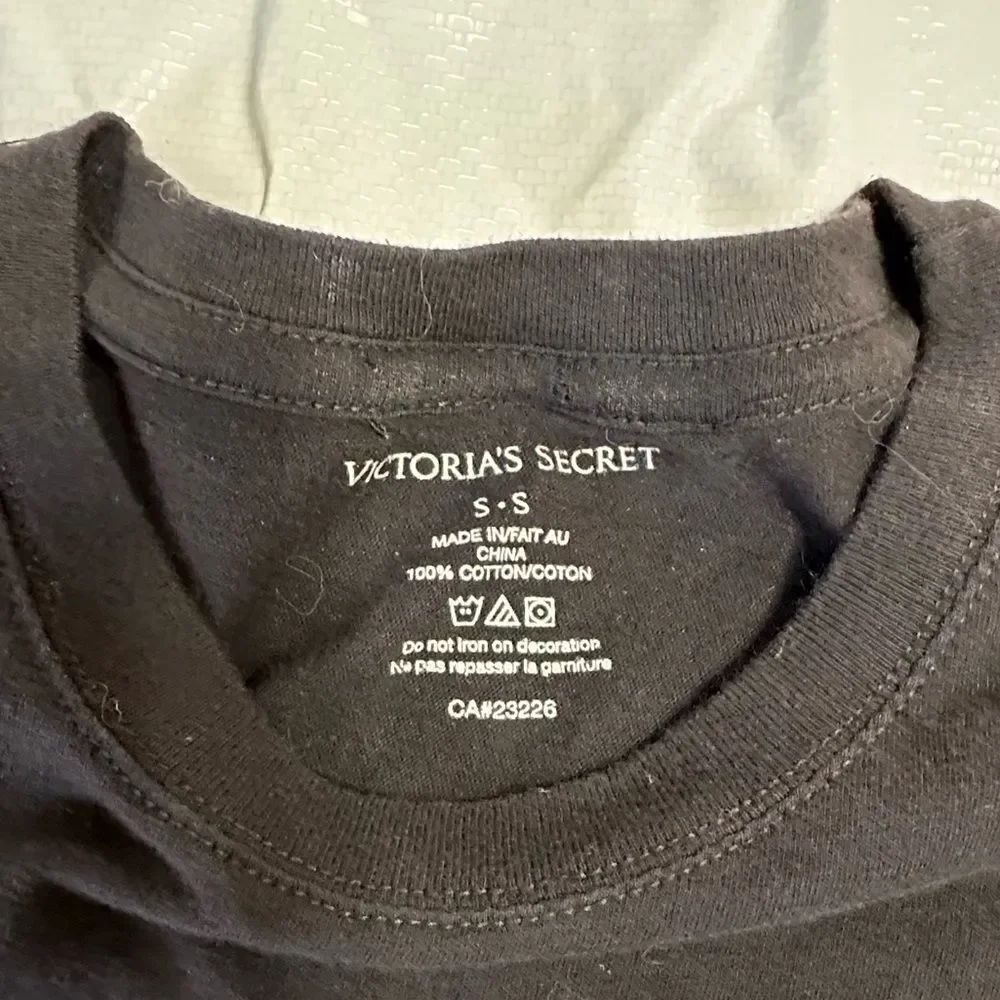 Victoria's Secret Loves Aruba Black Graphic Tee Size Extra Small - Picture 5 of 8